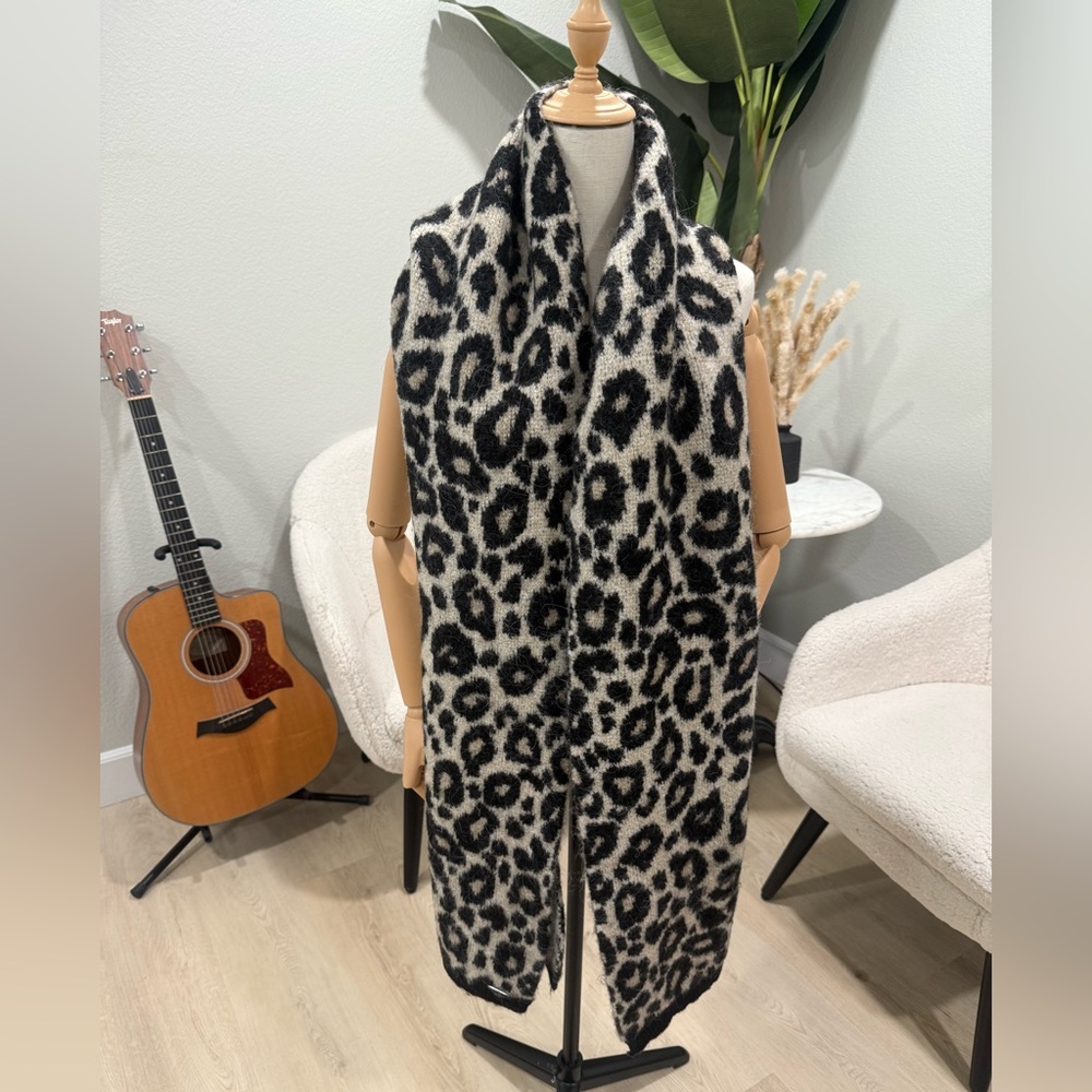 NWOT* Superdry leopard print thick scarf